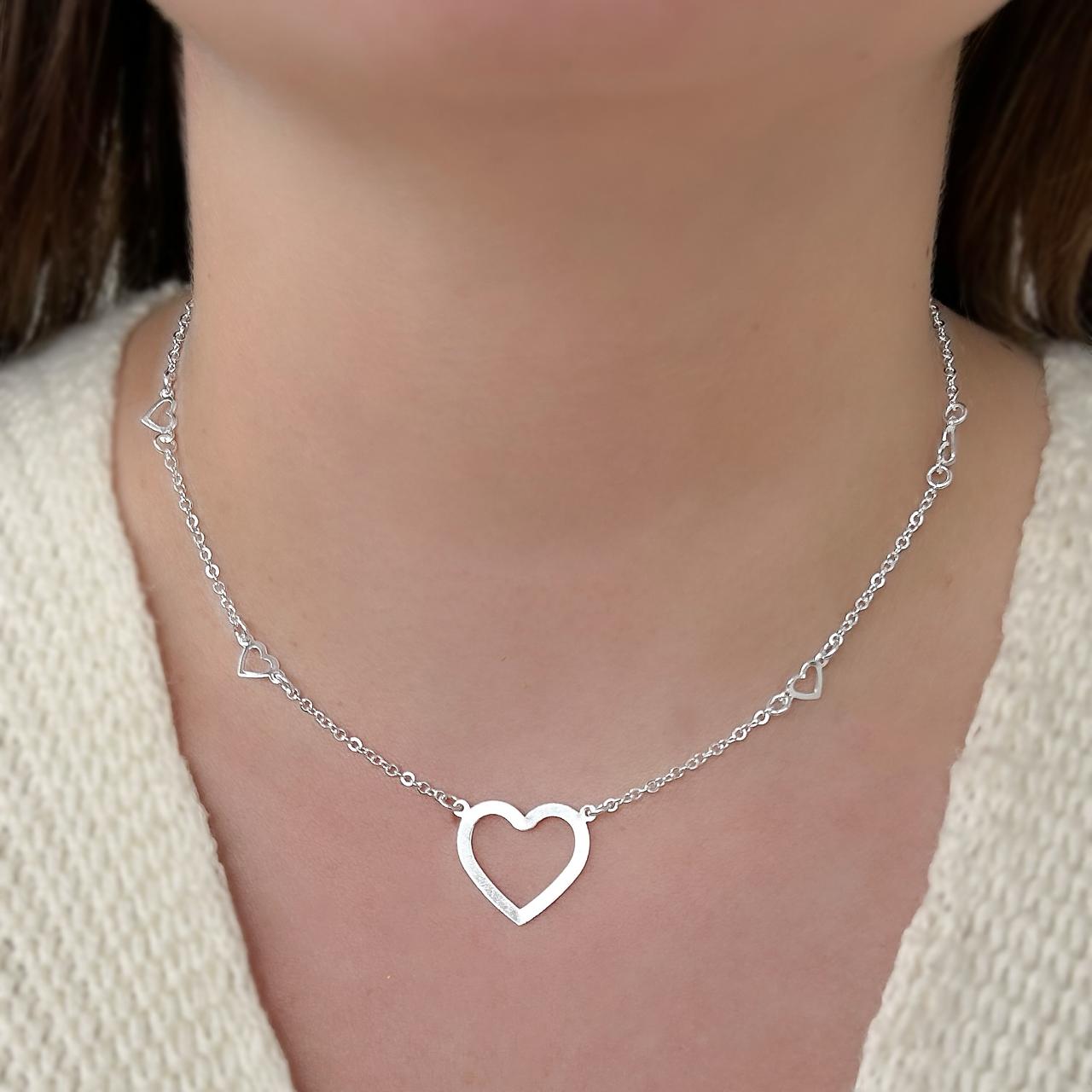 Gargantilha Choker Batidinha em Prata 925 com Cinco Corações Vazados