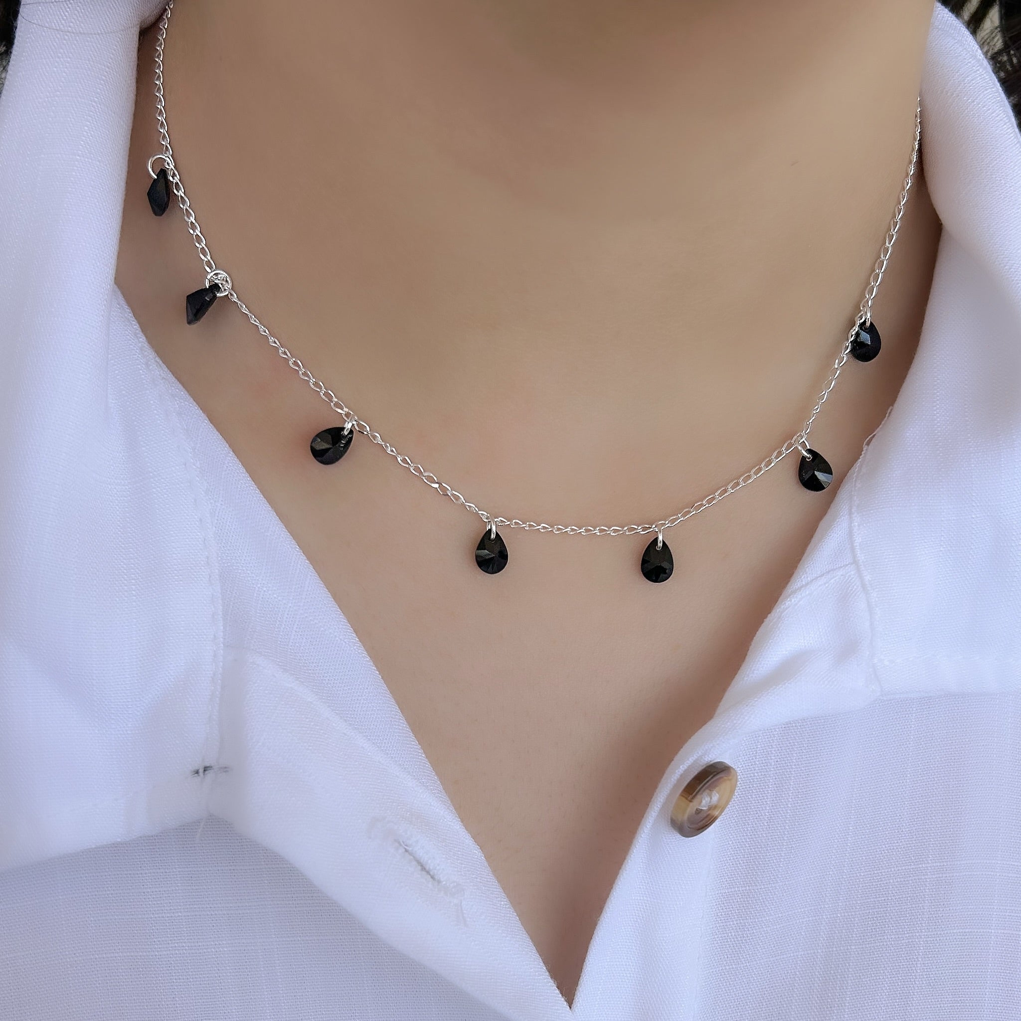 Choker em Prata 925 com Elos Iguais e 7 Pedras Pretas em Formato De Gota